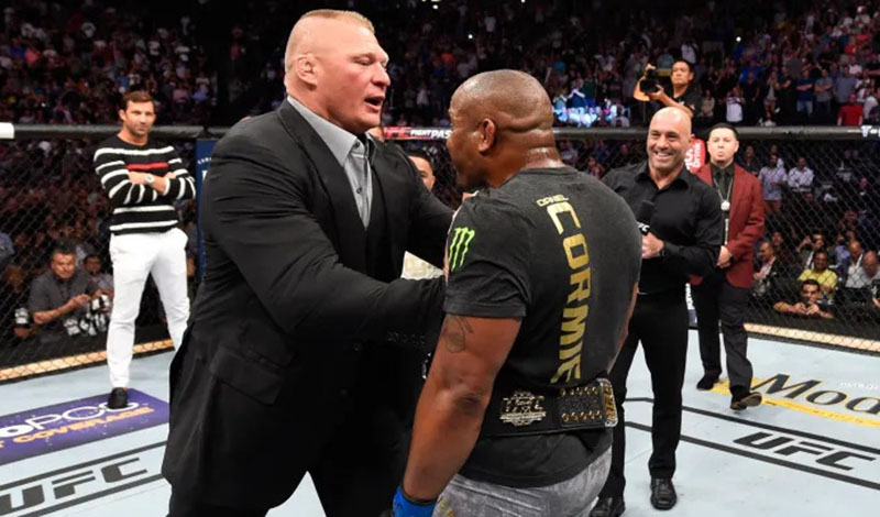 Brock Lesnar σπρώχνει τον Daniel Cormier