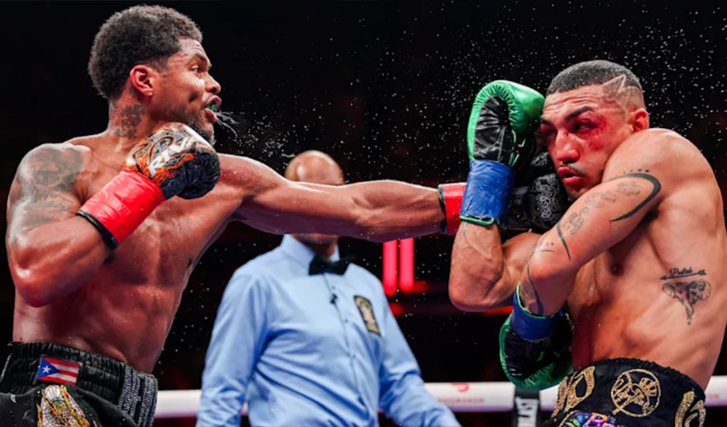 Teofimo Lopez δίνει γροθιά σε Shakur Stevenson