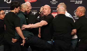 ΚΟΛΑΣΗ : Ο Chimaev κλωτσάει τον Strickland στο face off και ξεσπά ΧΑΟΣ ! (βίντεο)