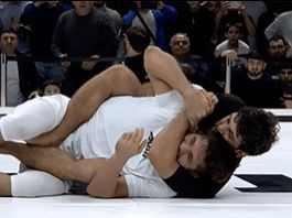 Ο Arman Tsarukyan ‘’έπνιξε’’ τον αντίπαλο μετά από παράνομο γόνατο